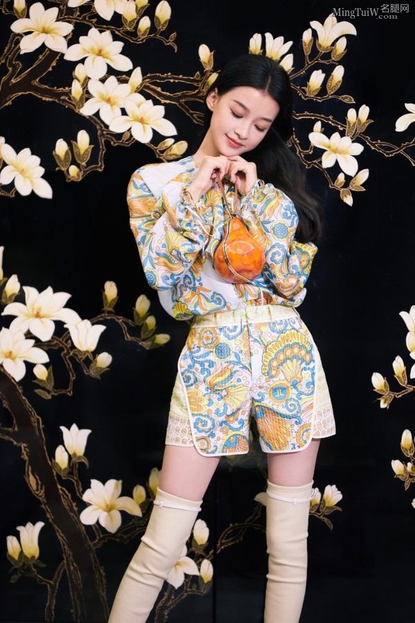 Sun Yimei wears knee-high boots and crosses her legs(11/14)