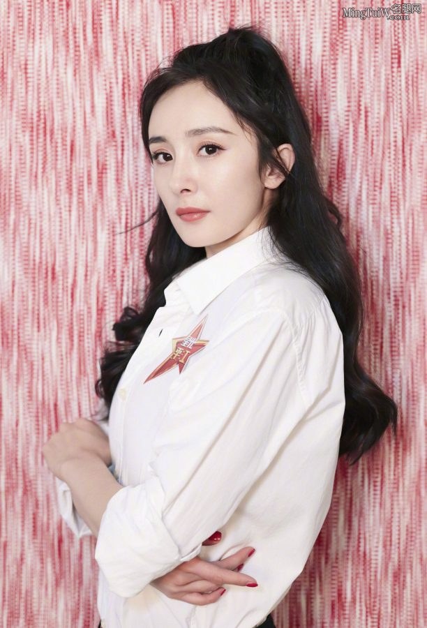 杨幂的紧身牛仔裤展露纤细美腿和圆润小屁屁(7/14)