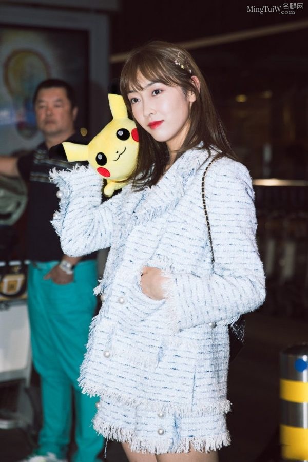 甜美的少女宣璐穿小白鞋在机场街拍照片(7/9)
