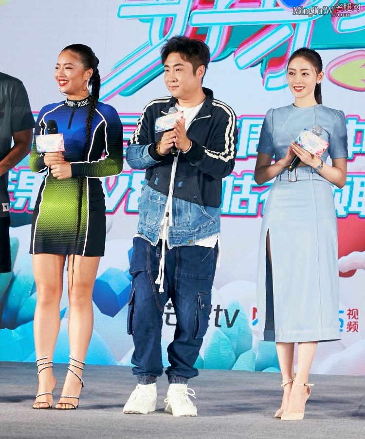 张天爱开叉裙露修长白皙美腿 王菊女汉子小麦色粗壮大腿(6/7)