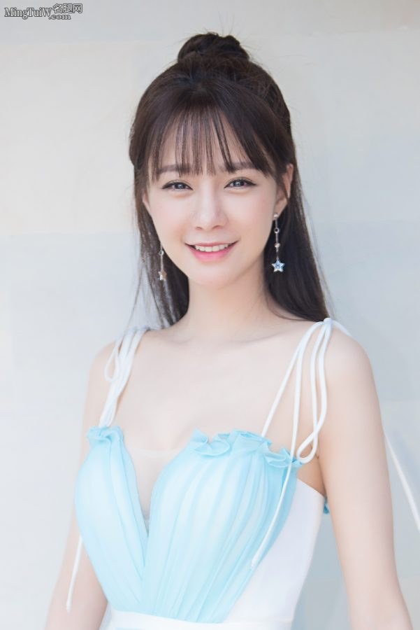沈梦辰给颖儿当伴娘 大白腿抢了新娘的风头(3/9)