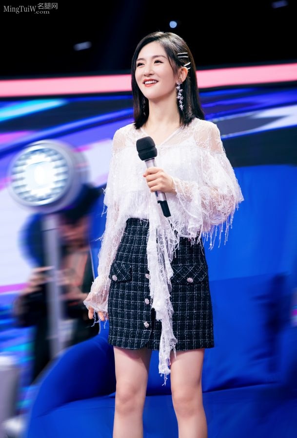 谢娜手握话筒台下坐姿优雅台上活力四射(5/9)