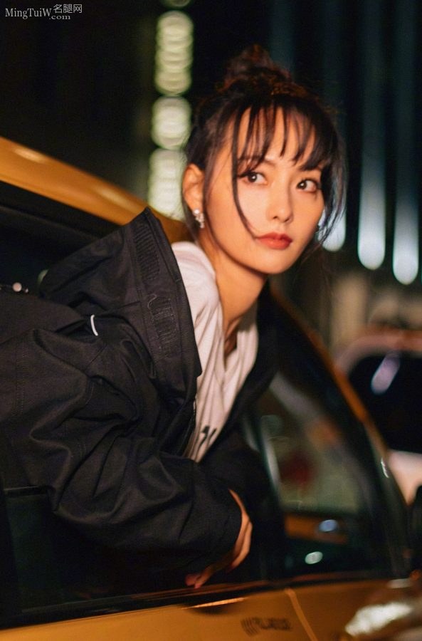夜晚街边张嘉倪光洁的玉腿(9/25)