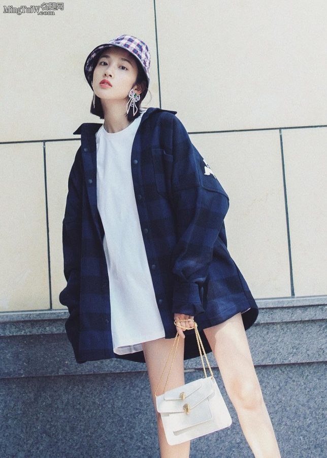 邻家少女唐艺昕嫩腿又直又白(2/2)