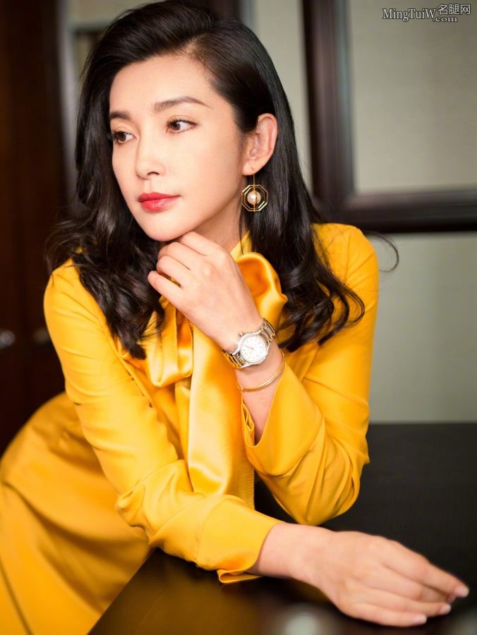 优雅大气的女明星李冰冰脚踩彩色尖头高跟(2/6)