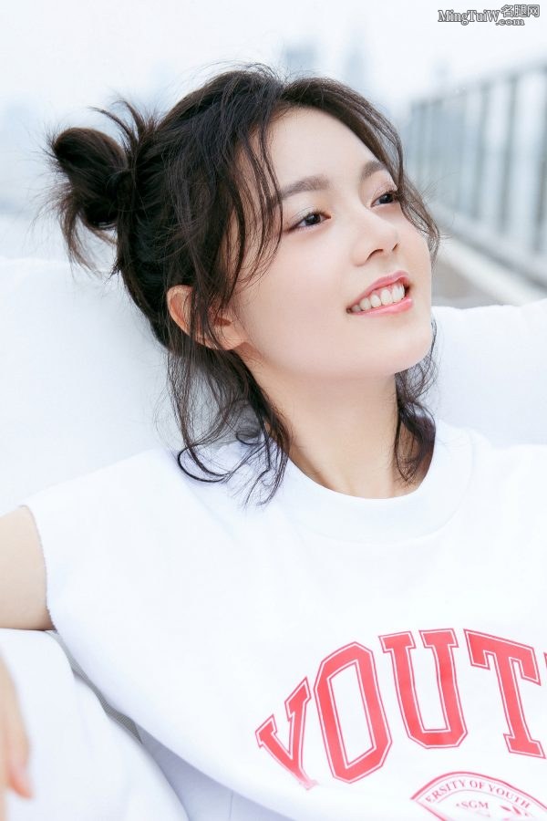赵今麦身穿西装配不对称运动裤显露美腿 带上眼镜更显可爱萌(16/20)
