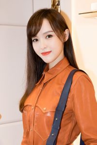 美腿小姐姐唐嫣拿起一支高跟鞋让你欣赏