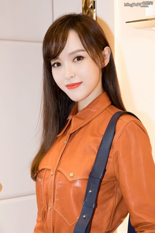 美腿小姐姐唐嫣拿起一支高跟鞋让你欣赏(7/18)