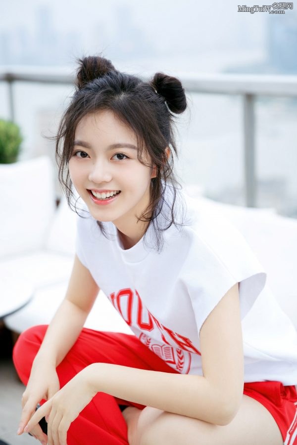 赵今麦身穿西装配不对称运动裤显露美腿 带上眼镜更显可爱萌(13/20)