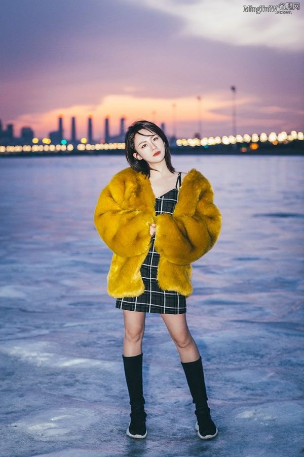 夜色降临陈梓童魅力外拍(1/2)