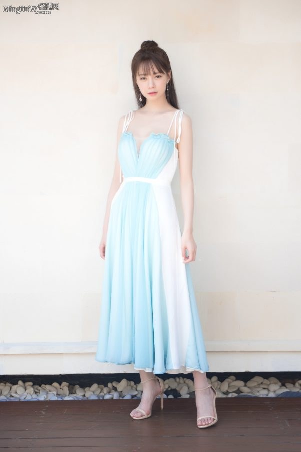 沈梦辰给颖儿当伴娘 大白腿抢了新娘的风头(2/9)