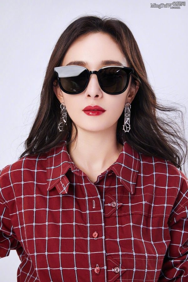 杨幂不愧是名腿网最受欢迎的美腿女神(4/54)