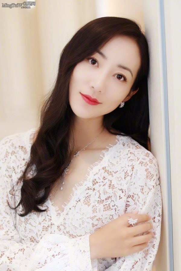 豪宅里的贵妇韩雪美脸玉腿(4/9)