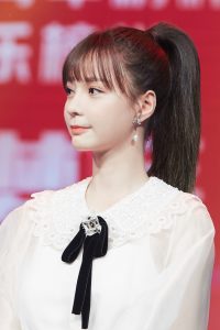 沈梦辰获新青年榜样艺人荣誉踩高跟凉鞋登台