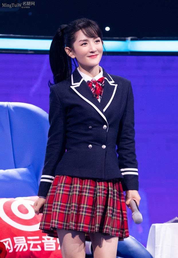 谢娜身穿校服棉筒袜俏皮灵动(9/12)