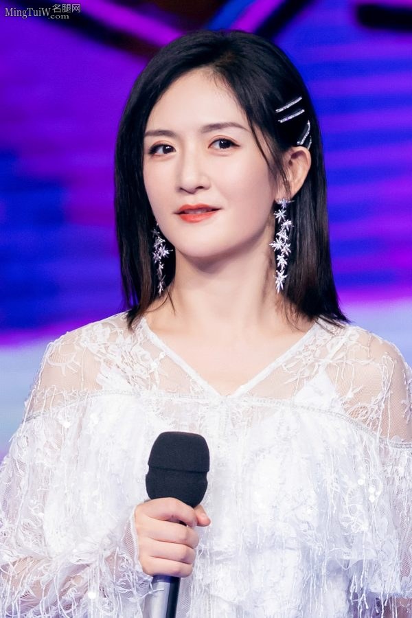 Xie Na holds the microphone and sits elegantly in the audience, full of energy on the stage(6/9)