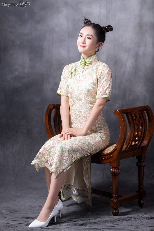 太阳女神谢娜丸子头身穿复古紧身旗袍(2/6)