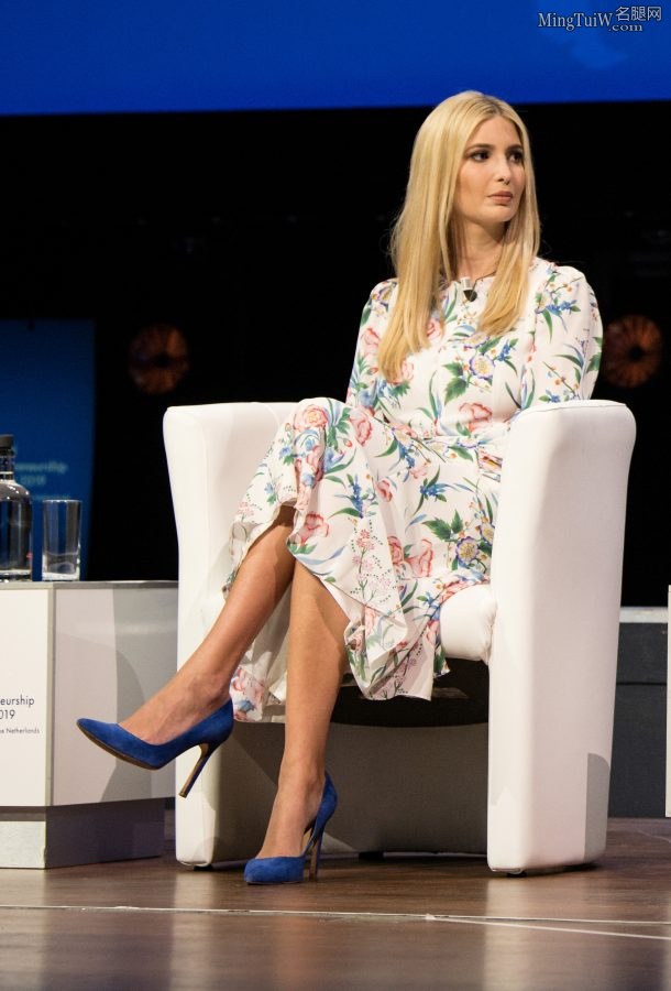 气质高雅的金发美女Ivanka Trump穿细高跟翘二郎腿坐姿（第1张/共3张）