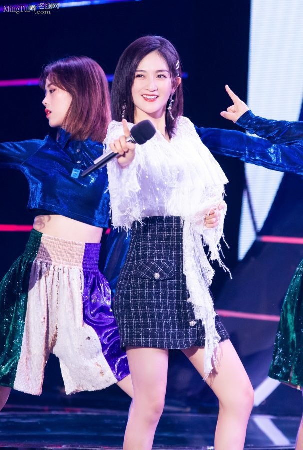 谢娜手握话筒台下坐姿优雅台上活力四射(7/9)