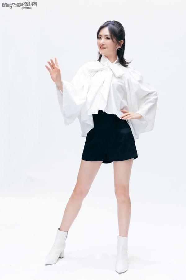 四川妹子谢娜美腿短靴高清晰(2/4)