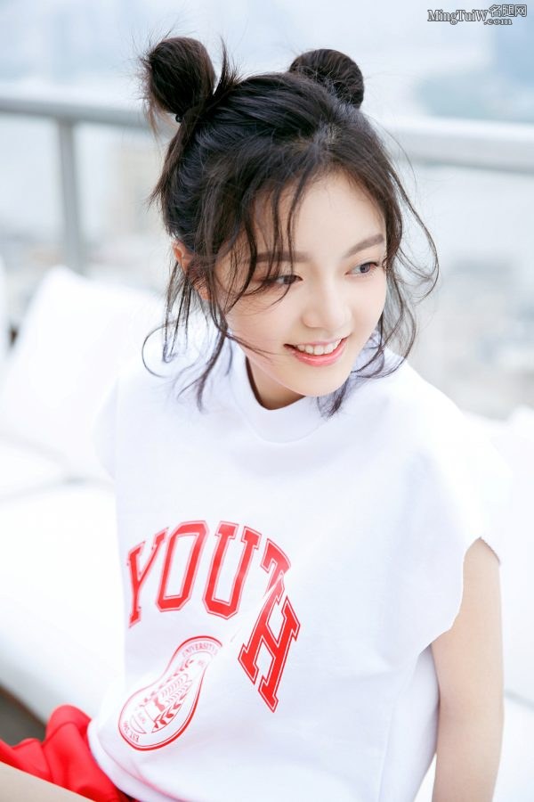 赵今麦身穿西装配不对称运动裤显露美腿 带上眼镜更显可爱萌(14/20)