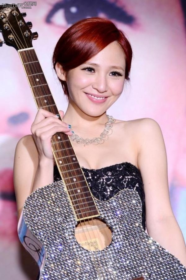 情歌小天后梁文音背戴黄金翅膀腿穿肉色丝袜上阵(16/26)