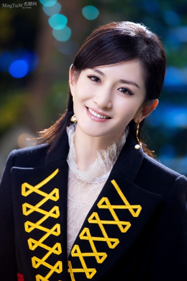 谢娜身着黑色西装踩尖头高跟鞋飒爽又气质(9/12)