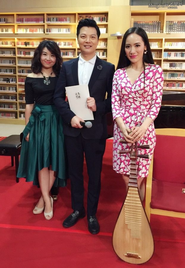 马琳穿金属细高跟鞋翘腿表演琵琶(4/4)