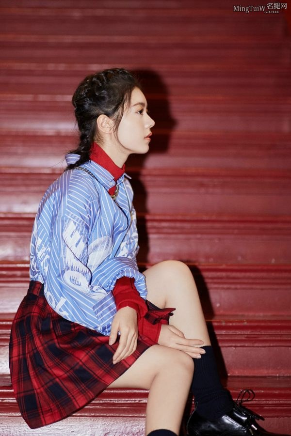 赵今麦格子裙小皮鞋短袜演绎英伦少女风(10/10)