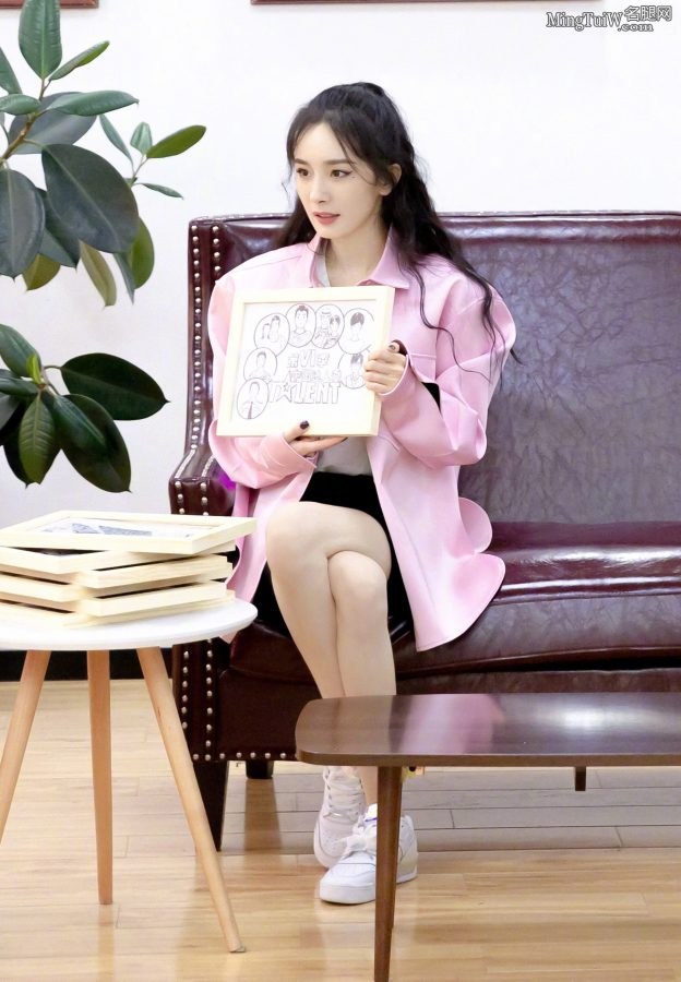 杨幂身着紧身短裤美腿又白又细(2/2)