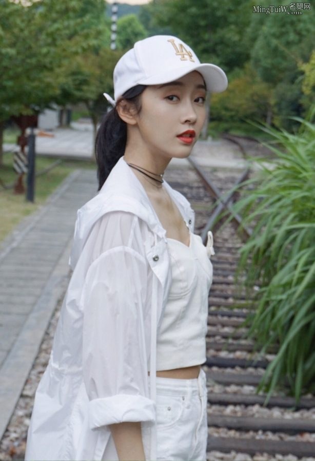 小可爱宣璐短裤美腿外拍最后还玩起了劈腿(9/17)