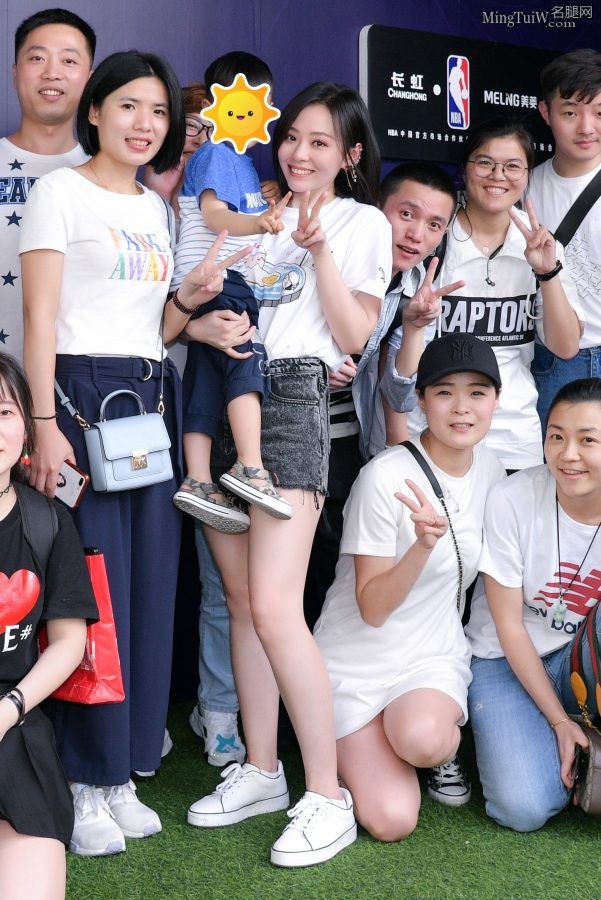 张靓颖灰色牛仔短裤露两条大白腿让人看了眼馋(6/6)