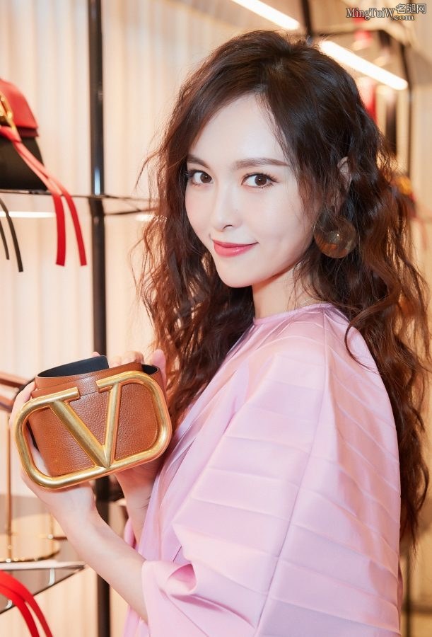 粉红女郎唐嫣纤细的美脚踩白色尖头高跟鞋(6/10)
