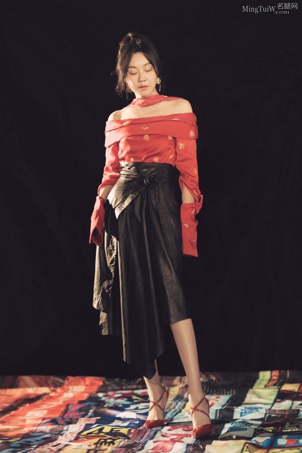 闫妮脚踩红色尖头高跟鞋拍写真显女人味(3/7)