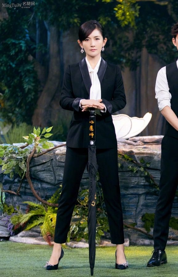 Xie Na looks cool and elegant in a black suit and pointed high heels(4/12)