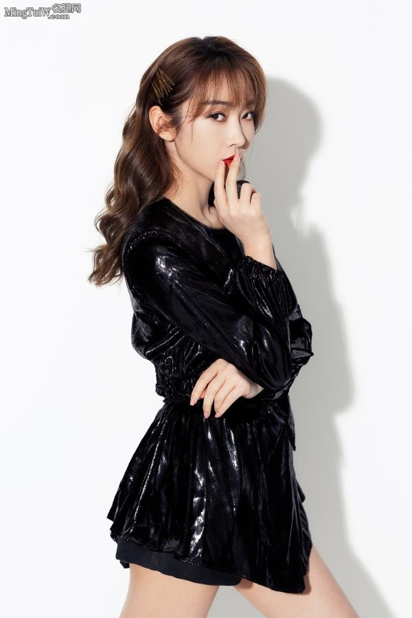 超爱穿靴子的女明星宣璐夹腿坐姿(11/12)