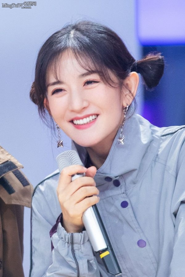 谢娜穿长筒棉袜露出一节大白腿(6/6)