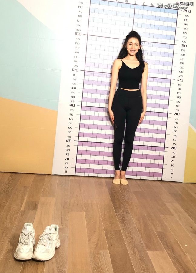 张天爱脚踩棉袜紧身裤完美好身材(6/8)