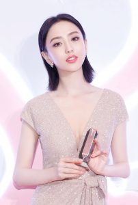 佟丽娅贴身长裙勾勒曼妙曲线 盛世容颜配美沟还要啥大腿