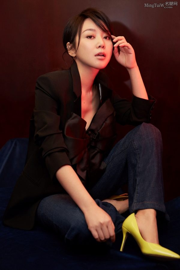 气质女演员闫妮脚穿黄色细高跟鞋拍摄质感写真（第1张/共4张）