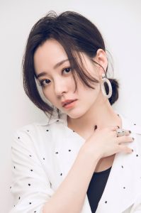 台上热情台下优雅 喜欢张靓颖脚上的这双细跟凉鞋