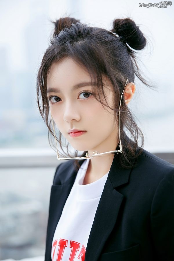 赵今麦身穿西装配不对称运动裤显露美腿 带上眼镜更显可爱萌(9/20)