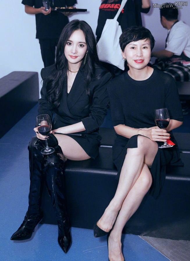 靴控福利来了 杨幂身着西装短裙和漆皮长靴秀美腿(1/26)