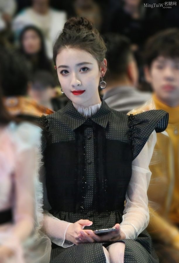 杨祺如美艳红唇亮相中国时装周(4/4)