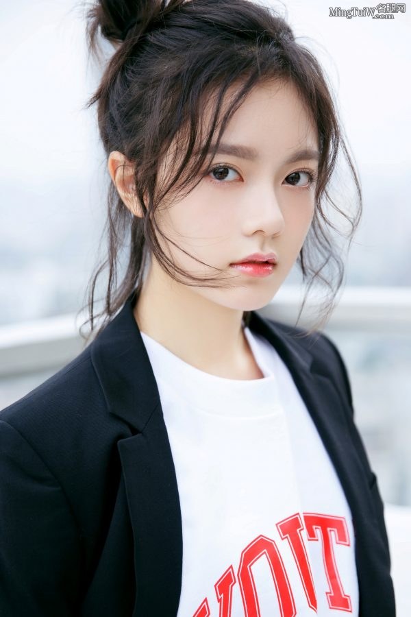赵今麦身穿西装配不对称运动裤显露美腿 带上眼镜更显可爱萌(4/20)