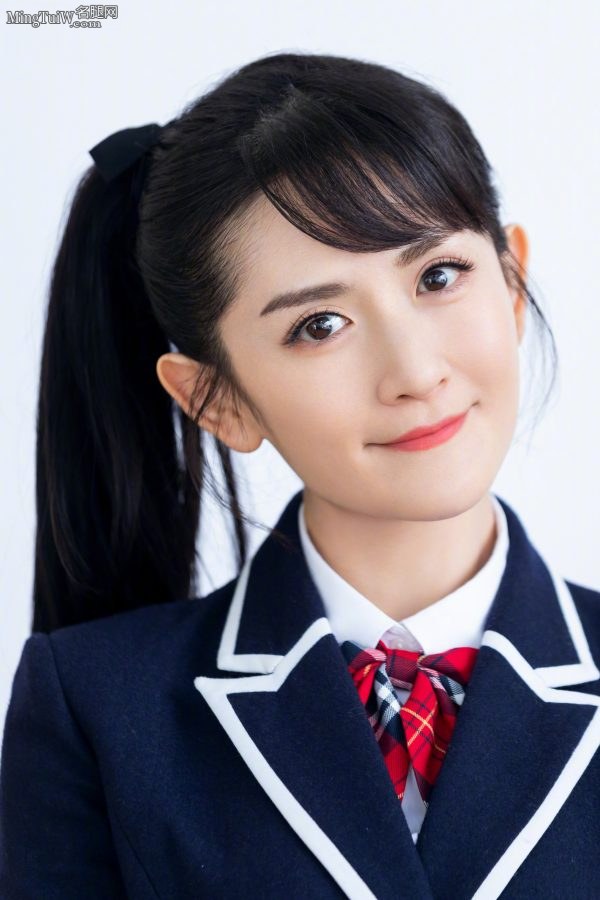 谢娜身穿校服棉筒袜俏皮灵动(4/12)