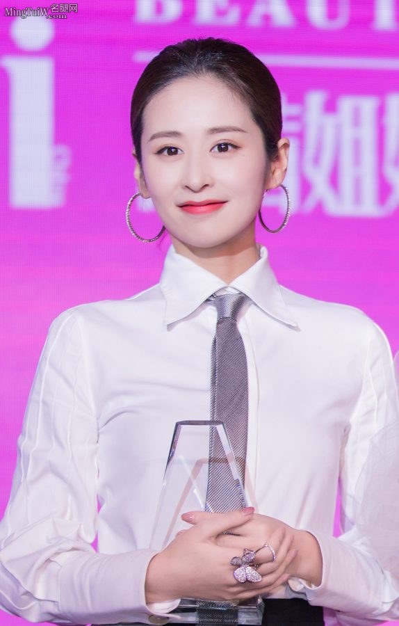 优雅率性的小姐姐颖儿长裙里面有乾坤(2/6)