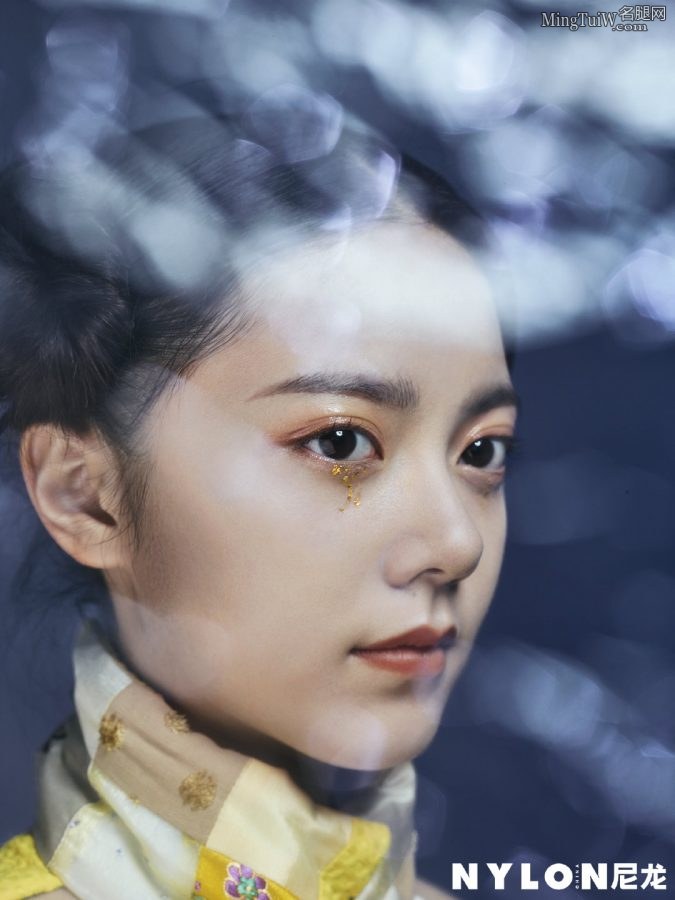 《NYLON 尼龙》九月刊封面赵今麦秀青春大腿(5/5)