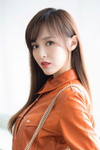美腿小姐姐唐嫣拿起一支高跟鞋让你欣赏