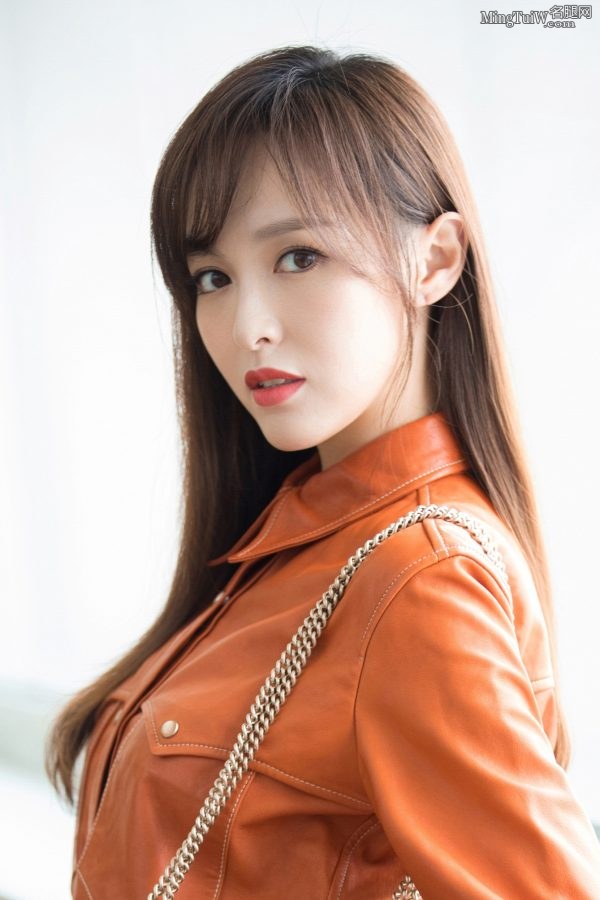 美腿小姐姐唐嫣拿起一支高跟鞋让你欣赏(13/18)
